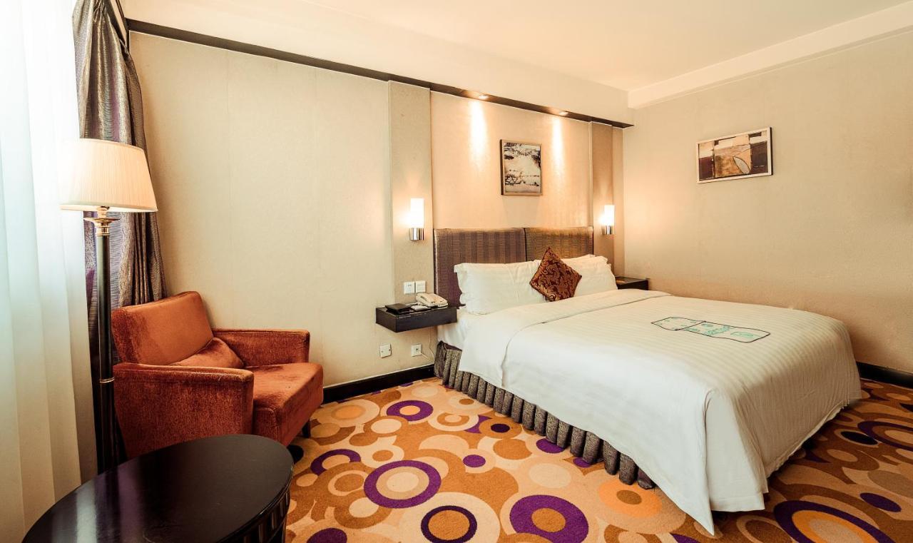 Ramada Plaza Guiyang Hotel Гуейян Екстериор снимка